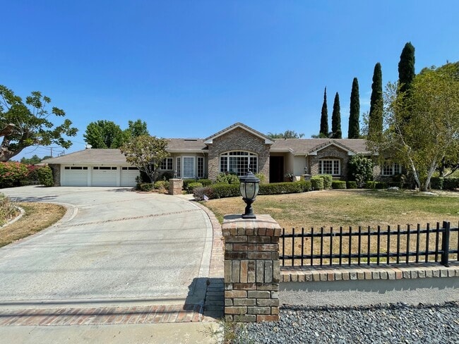 Photo - 19077 Oriente Dr