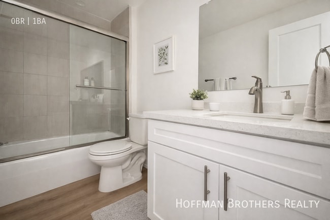 Building Photo - 1784 N Sycamore Ave Unit 204