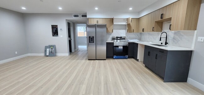 Building Photo - 5725 Klump Ave