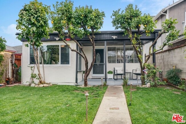 Photo - 5514 Woodman Ave