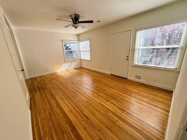 Building Photo - 839 21st St Unit Apt. B