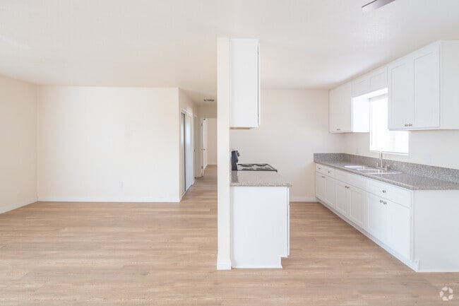 1844 Plaza del Amo Torrance, CA 90501 - Del Amo Village