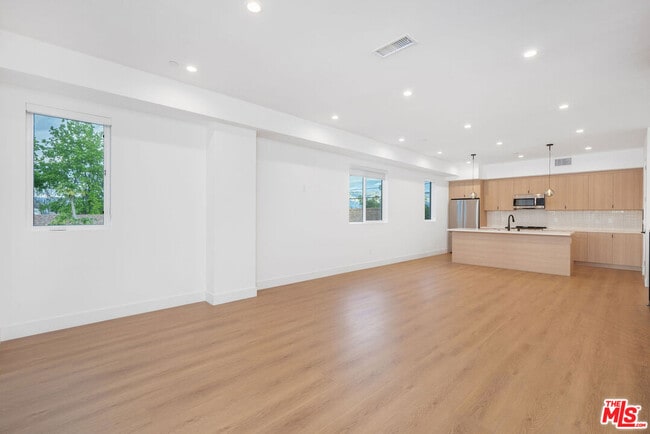 Photo - 5248 Auckland Ave