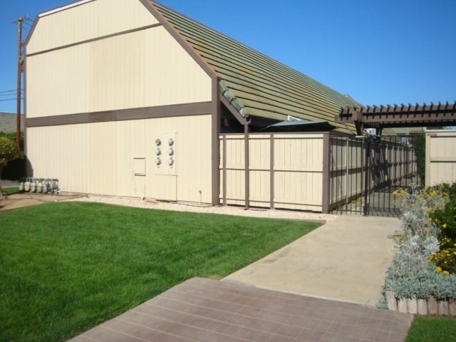 Building Photo - Townhouse in South Santa Maria with 1 car ...