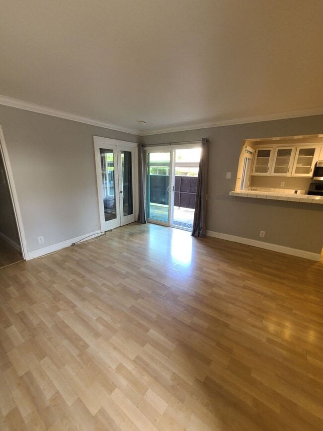 Building Photo - Spacious and Comfortable - Large 1Bd/1Ba - Lots of Natural Light - Private Patio w/ Sun Screens