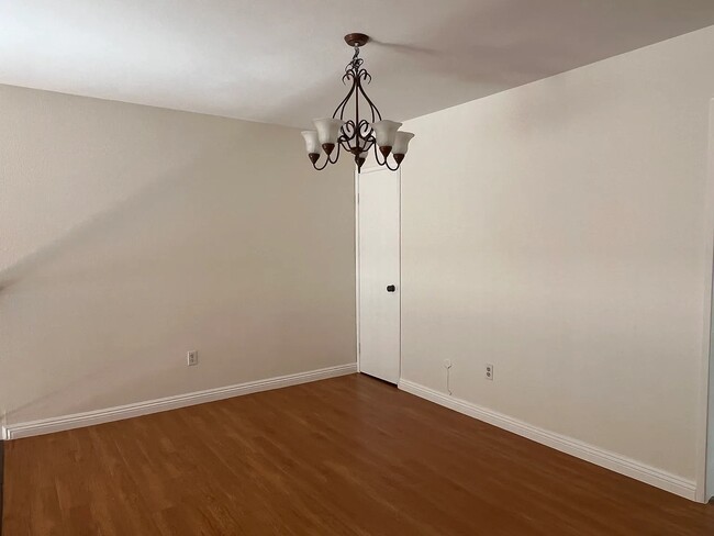 Photo - 598 W Huntington Dr