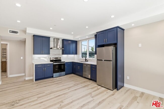 Building Photo - 227 N Burlington Ave Unit 3