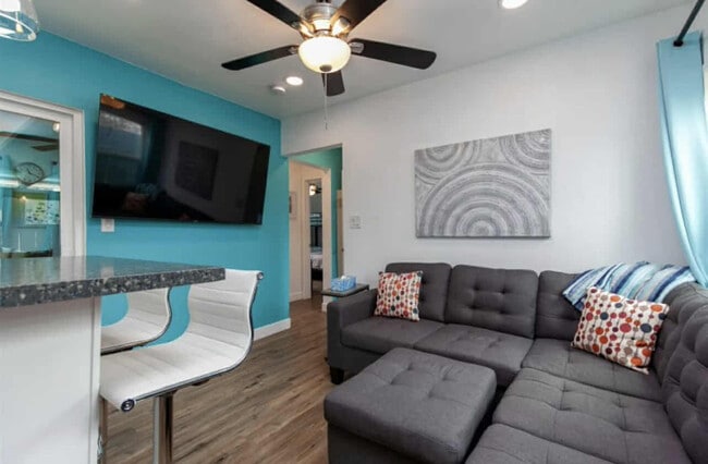 Photo - 3979 Ingraham St