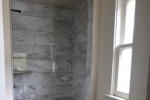 Shower - 916 N Screenland Dr Unit A