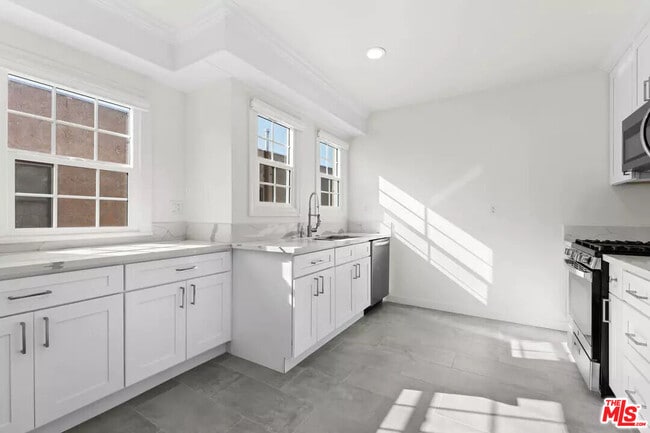 Photo - 1235 S Tremaine Ave