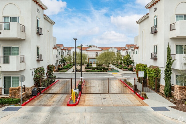 Community Entrance - 177 N Myrtle Ave