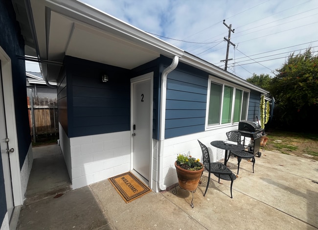 Building Photo - Fully Furnished Studio Available - Few Blo... Rental