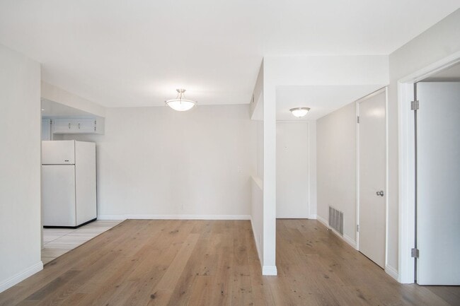 Newly renovated very bright 2 bed condo... - Newly renovated very bright 2 bed condo...