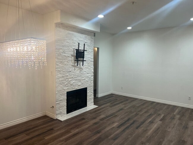 Building Photo - 2 Bedroom 1st Floor Unit in Rancho San Diego