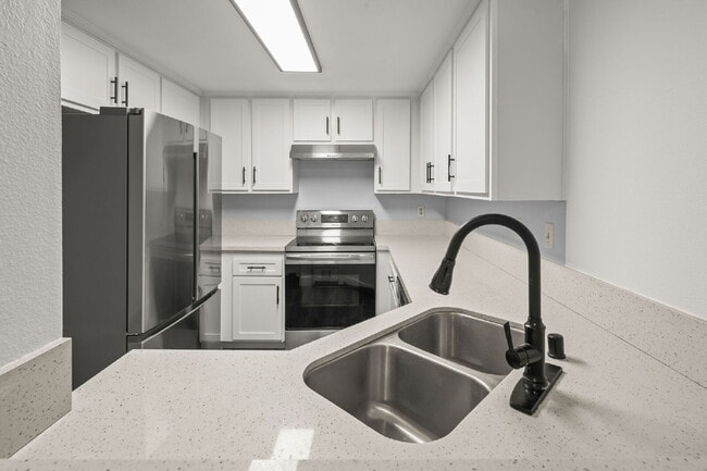 Building Photo - Welcome to your serene 3 BR 2.5 BA Townhome in College Park, San Diego! Unit 40