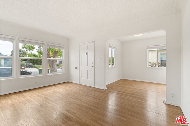 Photo - 7869 Croydon Ave