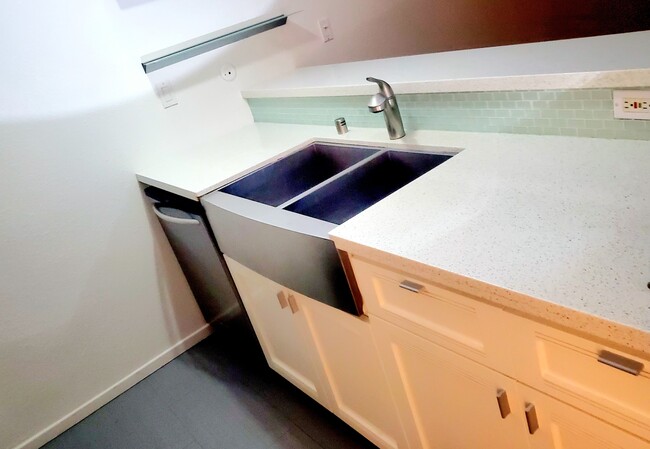 kitchen - 750 N Kings Rd Unit #120