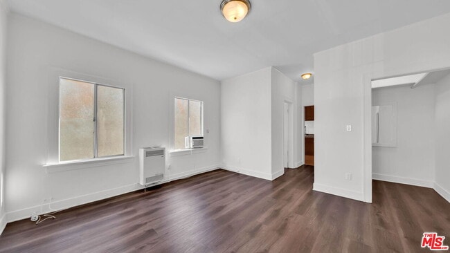 Building Photo - 806 W 40th Pl Unit 16