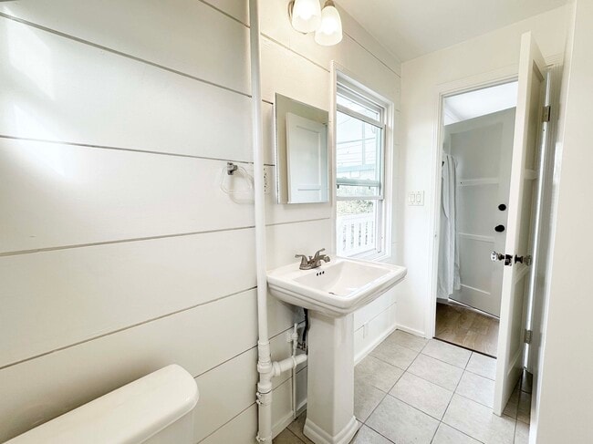 Building Photo - 76 1/2 Via Di Roma Walk Unit Studio