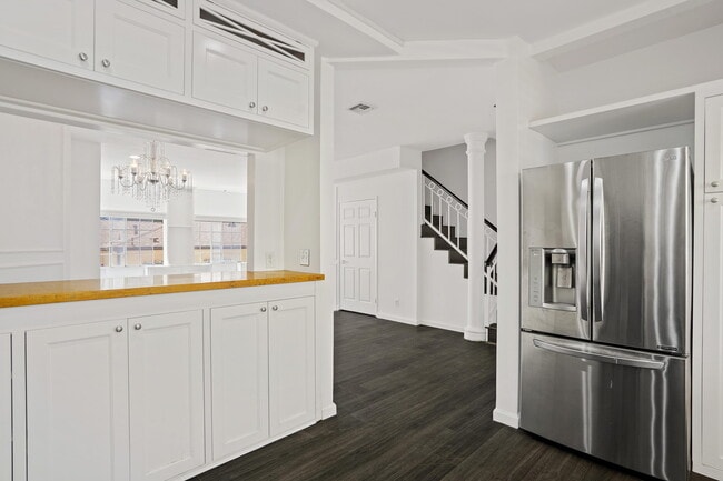 Photo - 850 N Poinsettia Pl