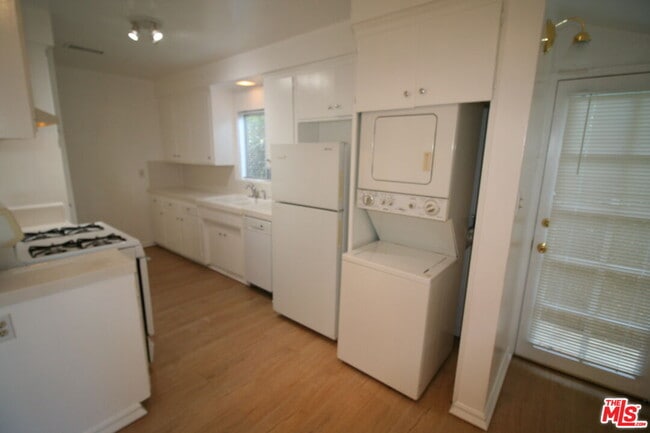 Photo - 15008 Greenleaf St