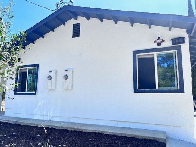 AVENUE B (925-927) - AVENUE B (925-927) Apartment Unit #927