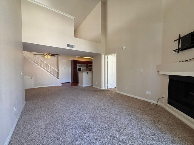 Building Photo - Beautiful 2 Bedroom 2 Bathroom Home in Woodland Hills Unit 301