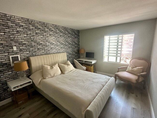 Building Photo - 3030 Suncrest Dr Unit 214