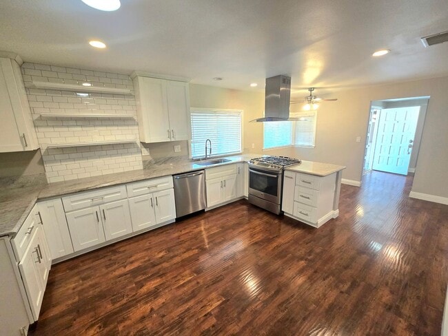 Building Photo - 191 E Avenida De Los Arboles