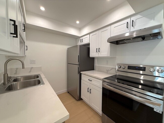 Photo - Newly-Updated 1 Bedroom Apartment with Laundry In-Unit in West Hollywood Unit 05