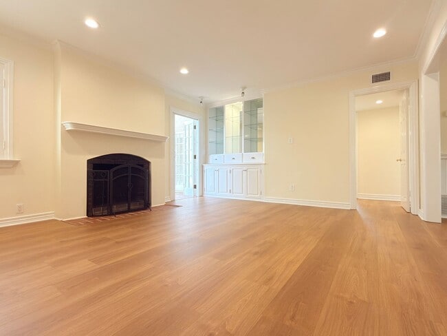 Building Photo - 12550-12556 Oxnard St Unit 12552