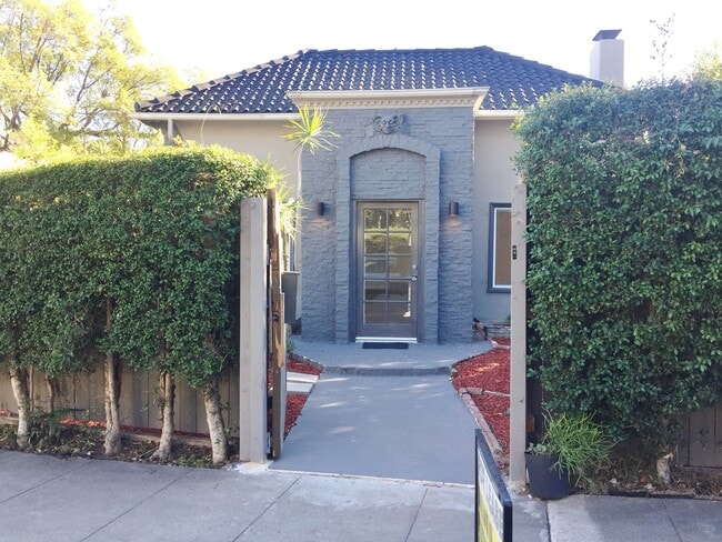 Building Photo - Luxury Remodeled Home with City Views in the Heart of West Hollywood