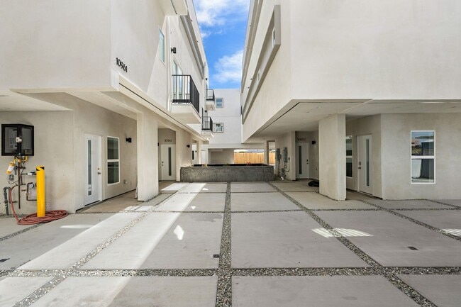 Photo - 10961 Calvert St