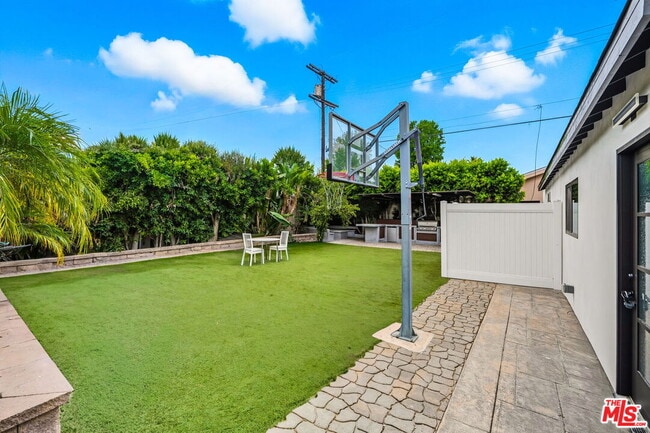 Photo - 6327 Babcock Ave