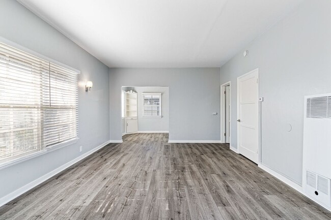 Photo - 2010 Pine Ave Unit 05