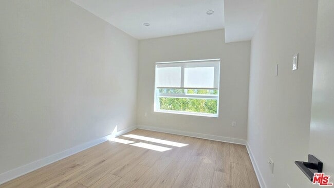 Photo - 1530 S Hayworth Ave Unit 203