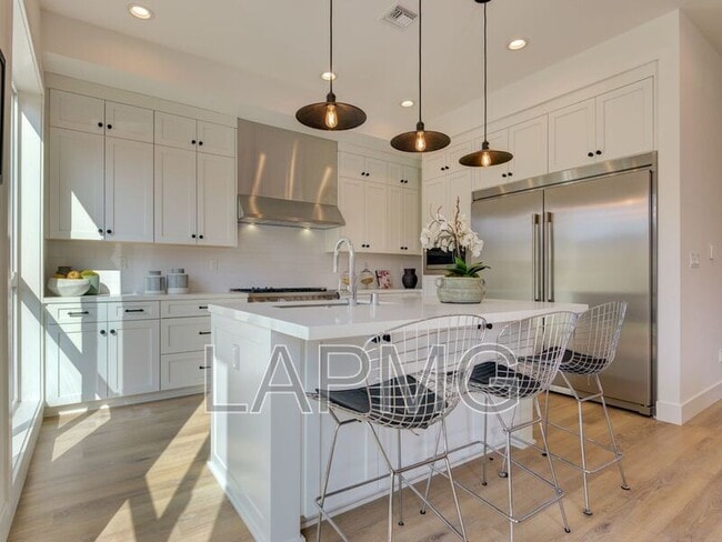 Photo - 6016 Comey Ave