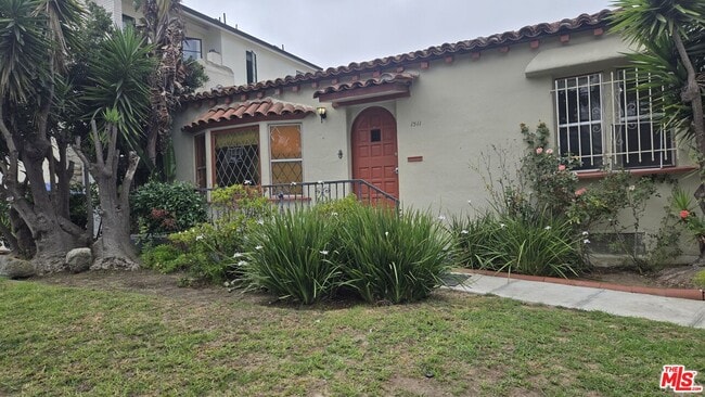Building Photo - 1511 Reeves St Rental