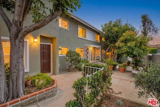 Building Photo - 16144 Sunset Blvd Unit 2