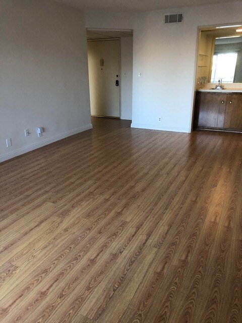 entry and living room - 5353 Yarmouth Ave Unit 202