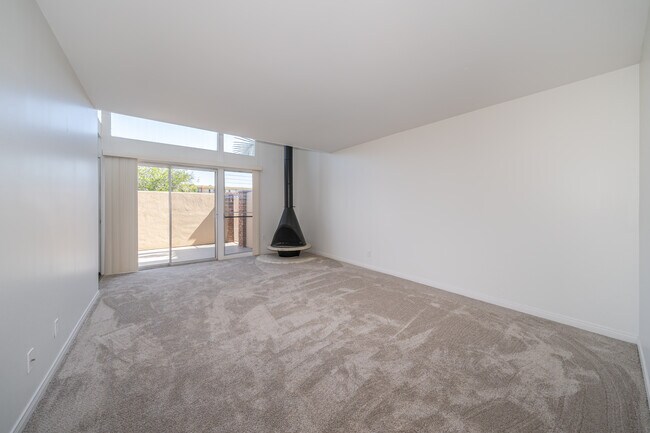 Living Room/Fireplace - Elizabethan Townhouse