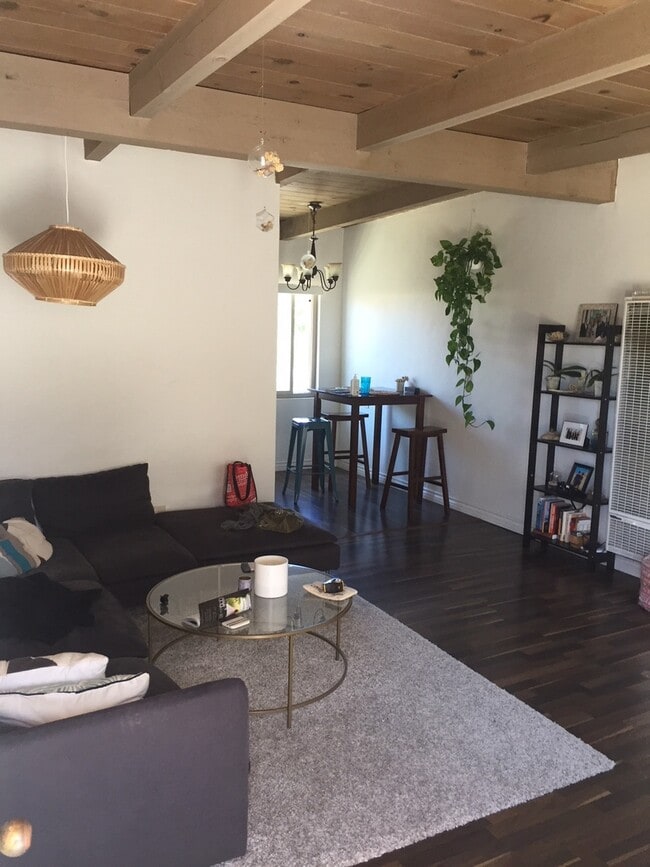 Photo - Beautiful upstairs 2 bedroom 1 bathroom ap... Unit 5272