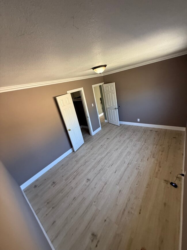 Photo - 1250 E 87th St