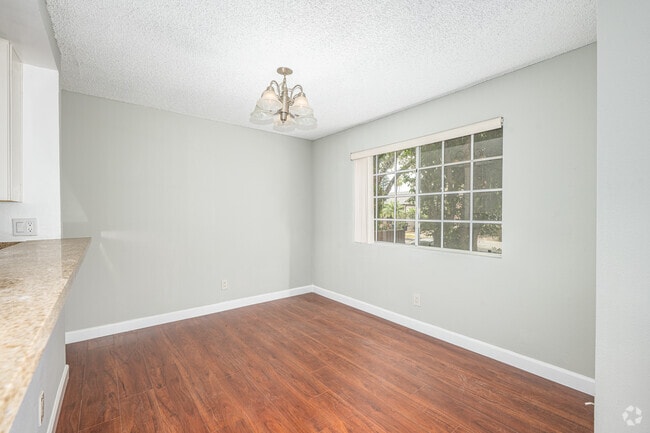 2BR, 2BA - 1150SF - Dining Room - Allen Court Apartments