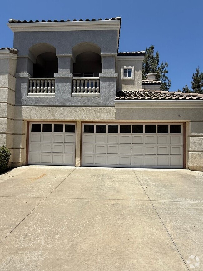 Building Photo - Great 4 bedroom Moorpark Home in Great Nei...