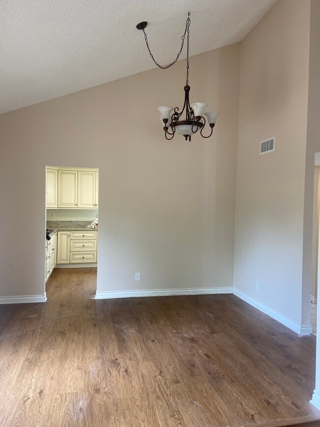 Photo - 21320 Stanwell St