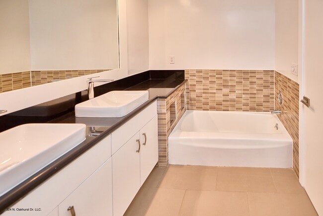 Apartment 207 - Master Bath - Oakhurst 90210 Apartments