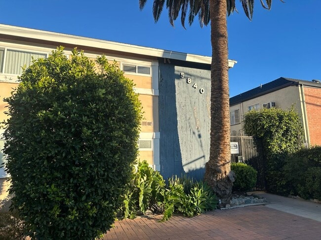 Building Photo - 5840 Hazeltine Ave