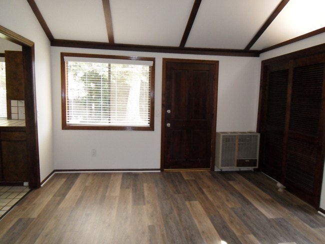 living area - 5332 Norwich Ave