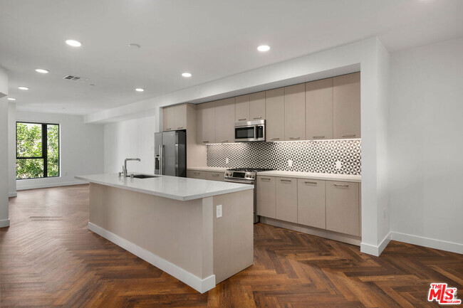 Building Photo - 1250 N Fairfax Ave Unit 307 Rental
